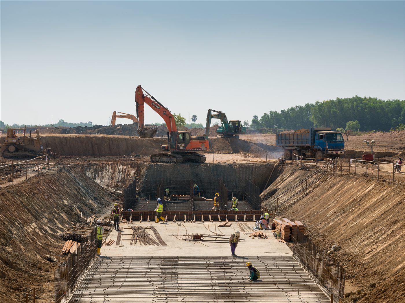 Trabajos de cimentación y estructuras de concreto en una obra