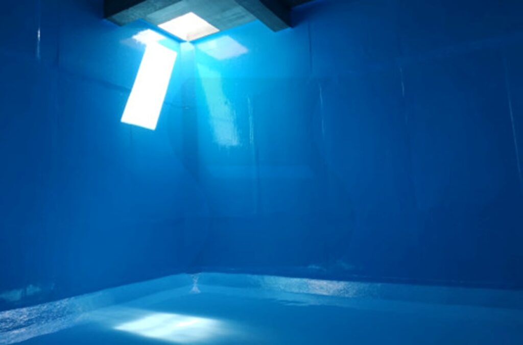 Interior de una cisterna con recubrimiento impermeabilizante azul