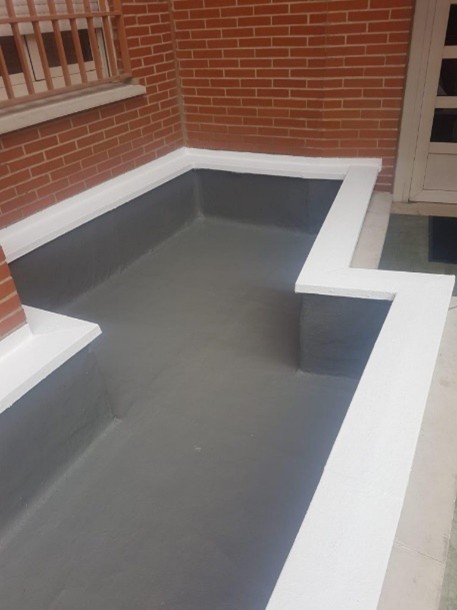 Jardinera con recubrimiento impermeabilizante gris