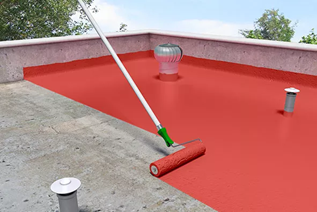Aplicación con rodillo de impermeabilizante sobre un techo